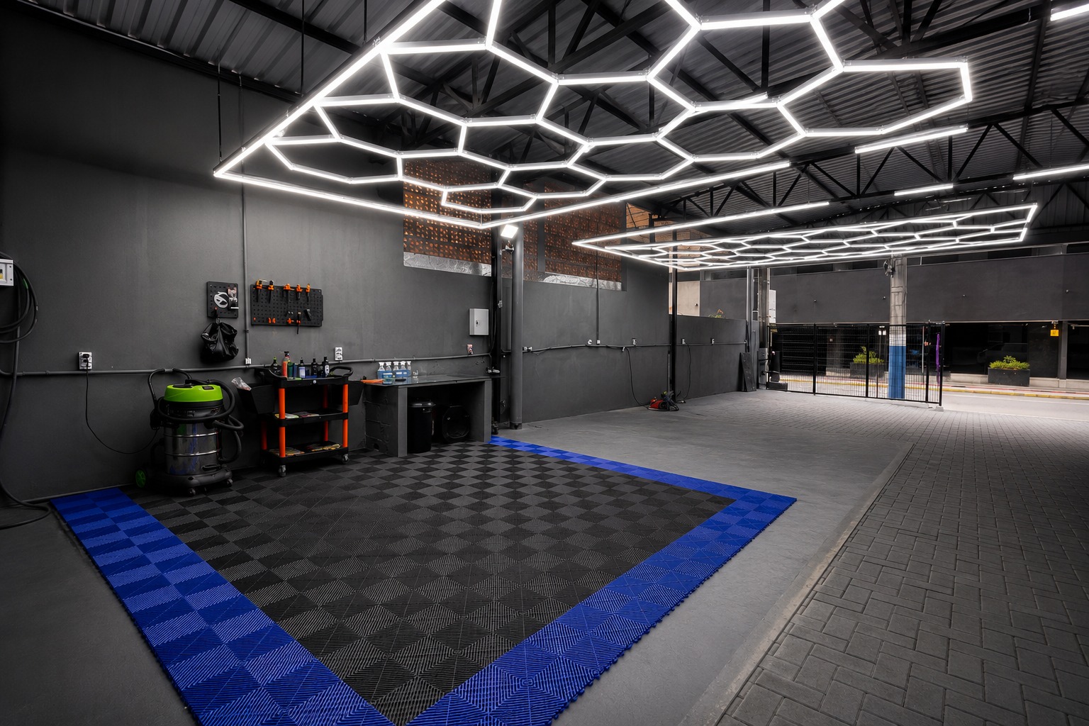 Interior do studio MyiCAR com iluminação técnica